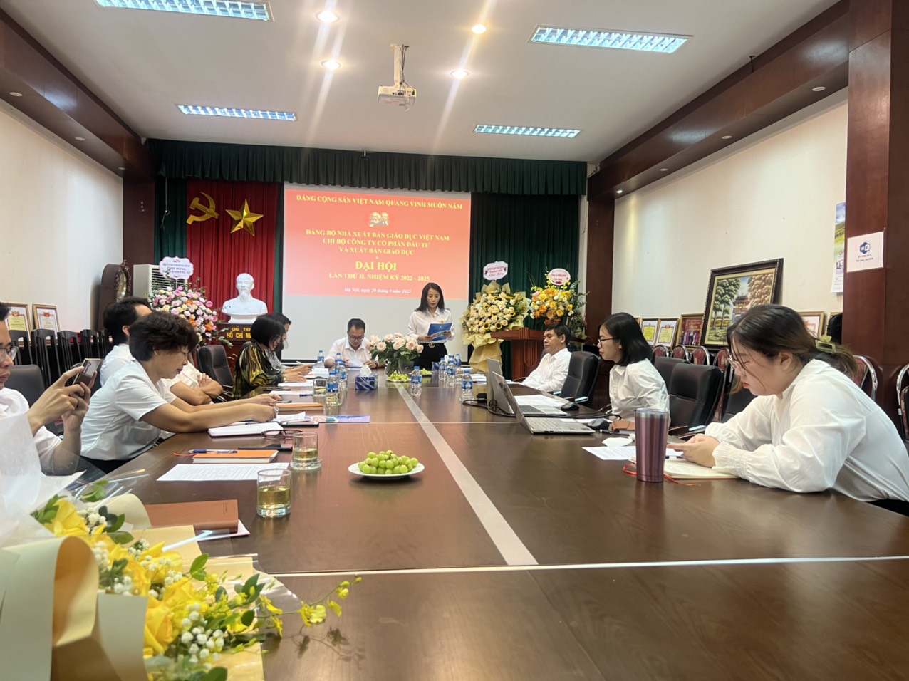 Đồng chí Bùi Thị Thanh Huyền  - Bí thư Chi bộ trình bày Báo cáo tại Đại hội.